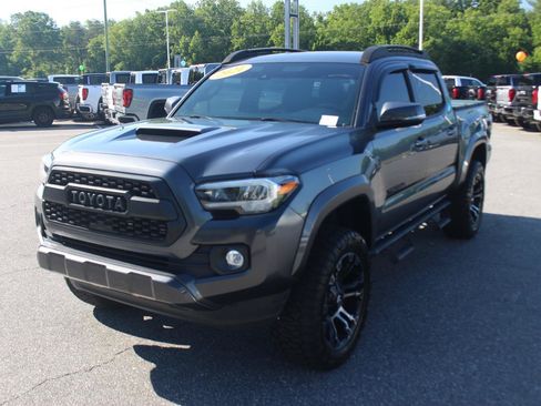 Used 2021 Toyota Tacoma TRD Sport w/ Technology Package AWD/4WD image 4