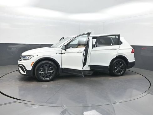 Used 2024 Volkswagen Tiguan SE image 40