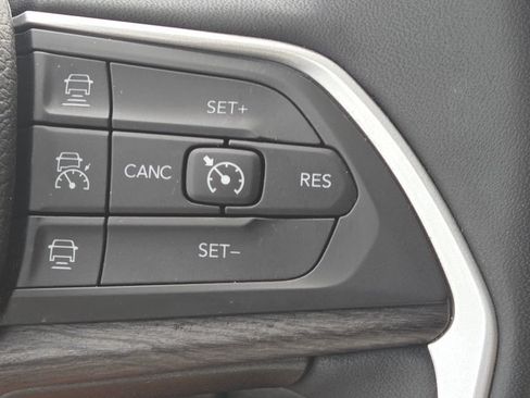 Used 2023 Jeep Grand Cherokee L Limited w/ Black Appearance Package AWD/4WD image 32