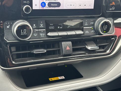 Used 2024 Toyota Highlander XLE FWD image 20