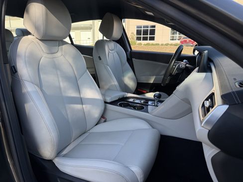 Used 2025 Genesis G70 2.5T image 37