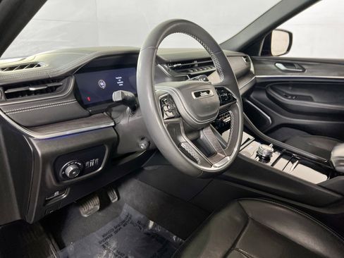 Used 2023 Jeep Grand Cherokee Overland AWD/4WD image 9