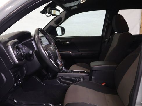 Used 2022 Toyota Tacoma TRD Sport w/ Technology Package image 16