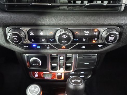 Used 2024 Jeep Wrangler Unlimited AWD/4WD image 40