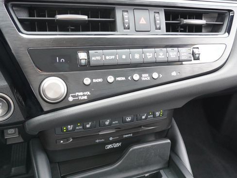 Certified 2022 Lexus ES 350 Ultra Luxury w/ Accessory Package 2 FWD image 19