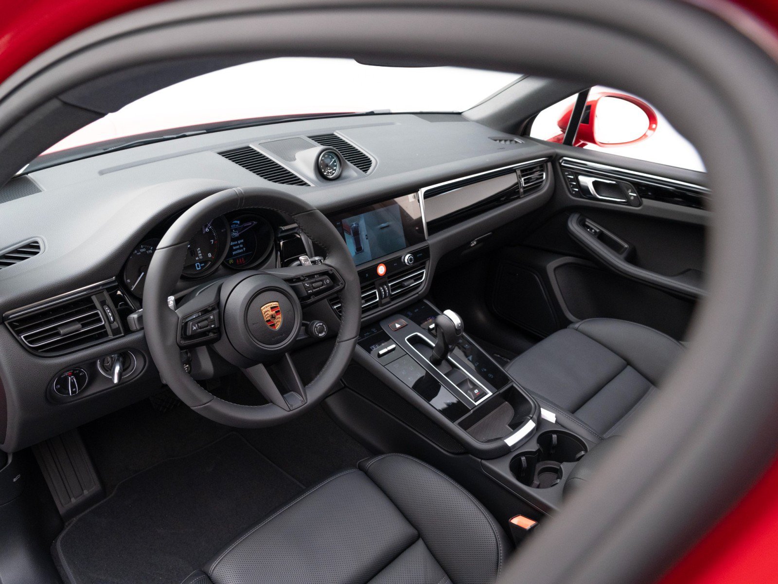 Certified 2026 Porsche Macan AWD/4WD image 4