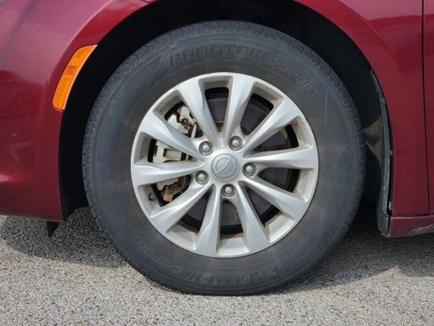 Used 2017 Chrysler Pacifica Touring-L FWD image 5