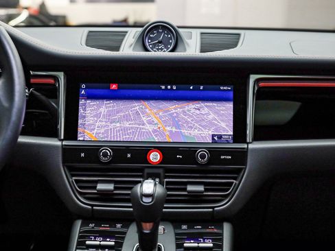 Certified 2025 Porsche Macan image 17