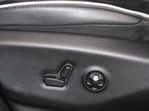 Used 2025 Chrysler Pacifica Limited FWD image 16