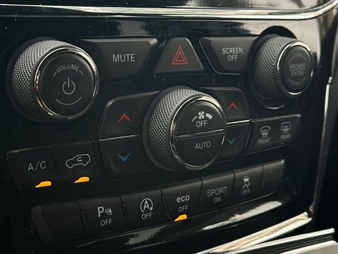 Used 2019 Jeep Grand Cherokee Laredo image 22