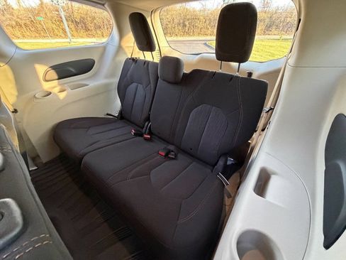Used 2020 Chrysler Pacifica Touring FWD image 7
