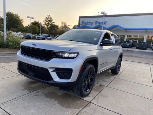 Used 2025 Jeep Grand Cherokee Altitude AWD/4WD image 4