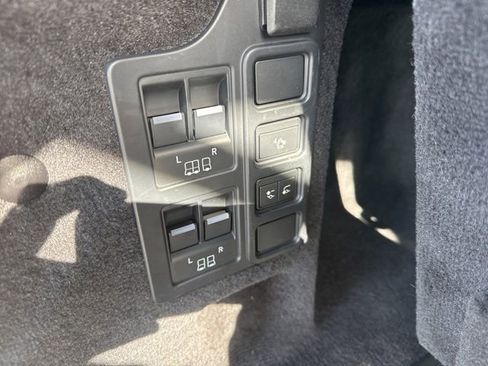 Used 2023 Land Rover Discovery S image 36