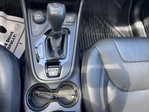 Used 2019 Jeep Cherokee Limited w/ Luxury Group AWD/4WD image 19