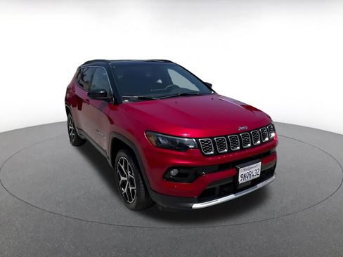 Used 2025 Jeep Compass Limited AWD/4WD image 3