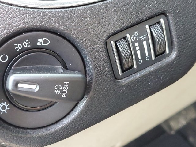 Used 2014 Chrysler Town & Country Touring FWD image 9