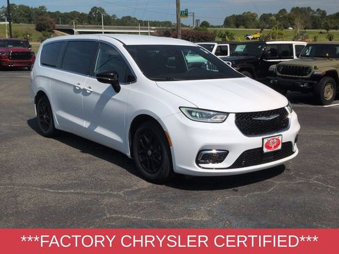 Used 2025 Chrysler Pacifica Select FWD image 2