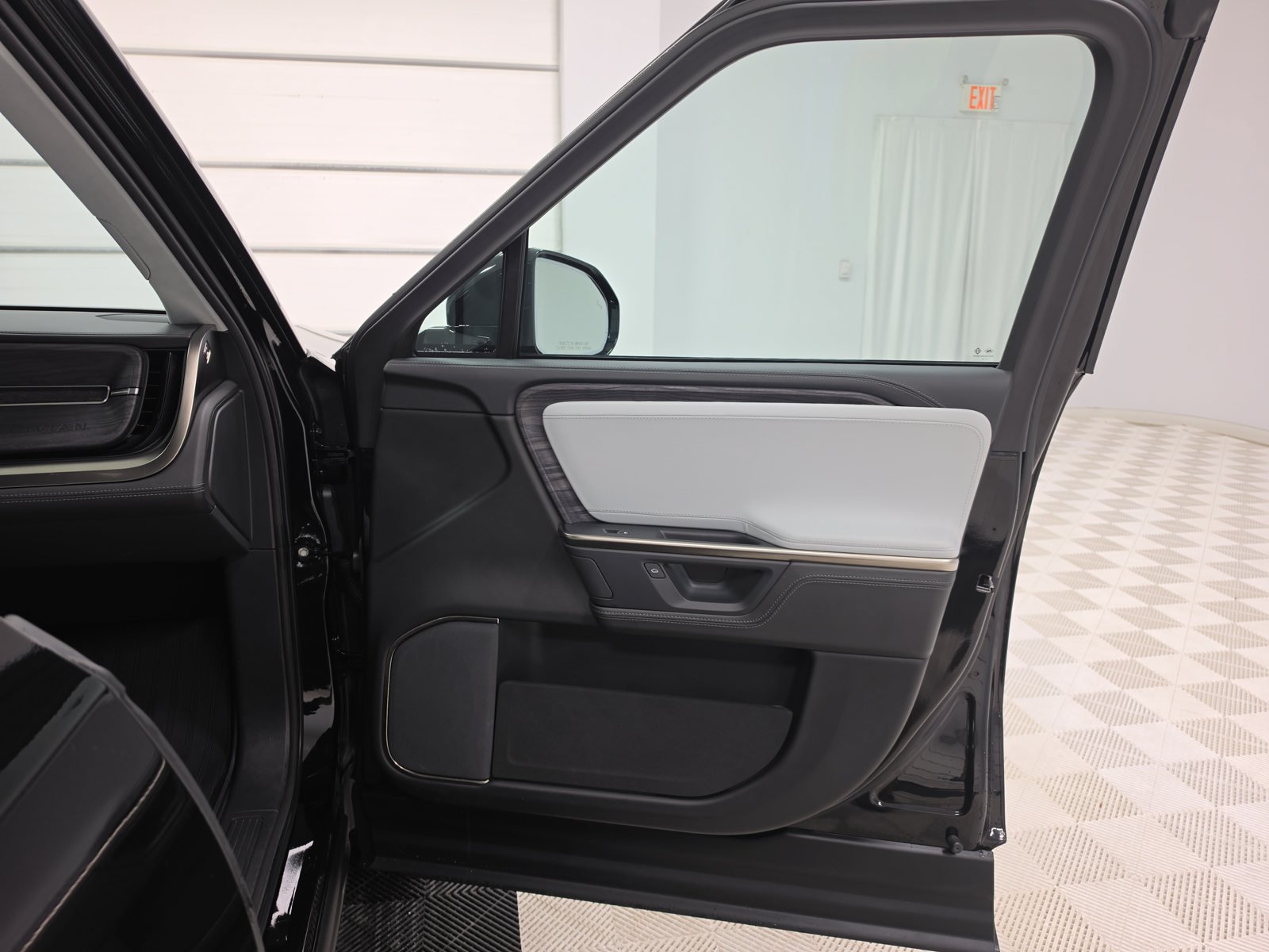 Used 2025 Rivian R1S Adventure Dual AWD/4WD image 18
