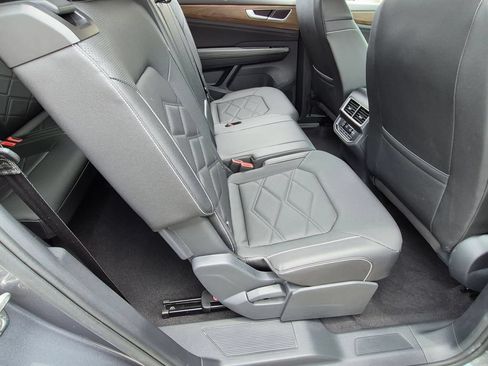 Used 2025 Volkswagen Atlas SE FWD image 31