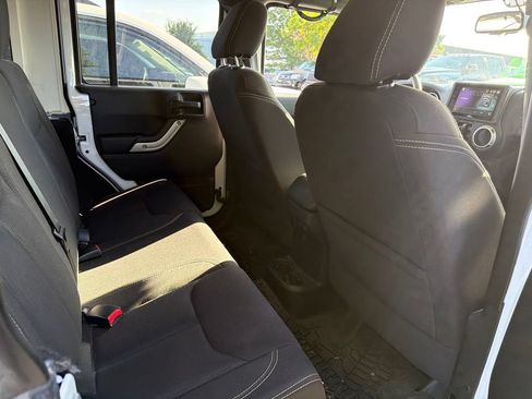 Used 2016 Jeep Wrangler Unlimited Sahara AWD/4WD image 6