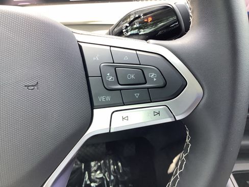 New 2025 Volkswagen Tiguan SE image 25