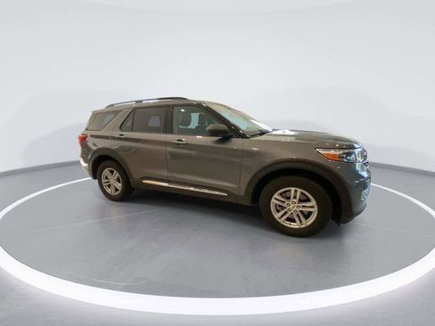 Used 2021 Ford Explorer XLT AWD/4WD image 2