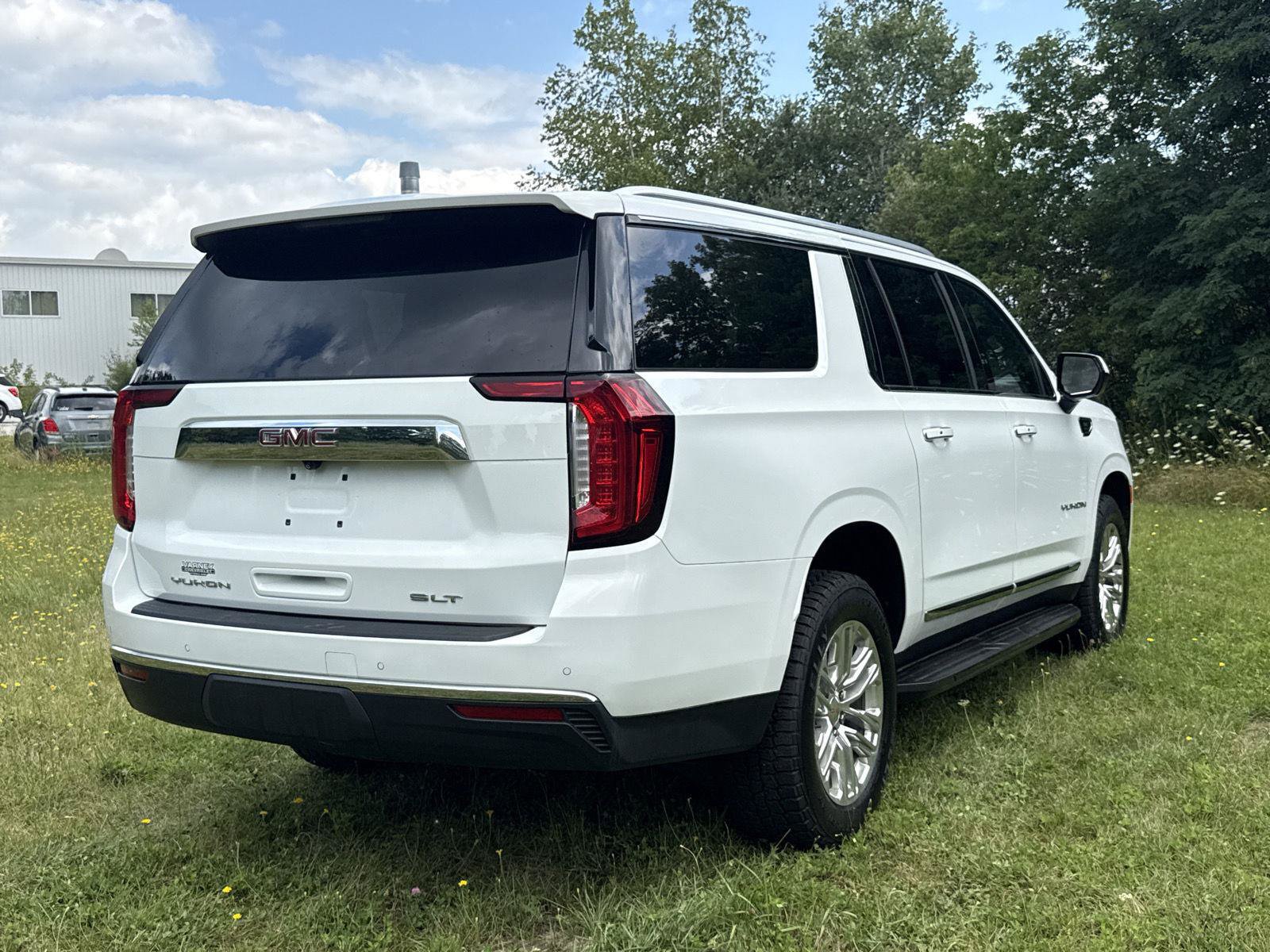 Used 2023 GMC Yukon XL SLT AWD/4WD image 10
