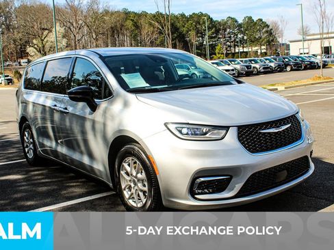 Used 2024 Chrysler Pacifica Touring-L FWD image 4