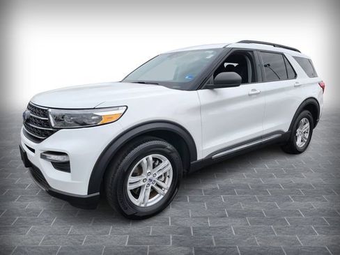 Used 2024 Ford Explorer XLT w/ Equipment Group 202A image 3