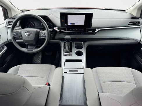 Used 2025 Toyota Sienna LE AWD/4WD image 15