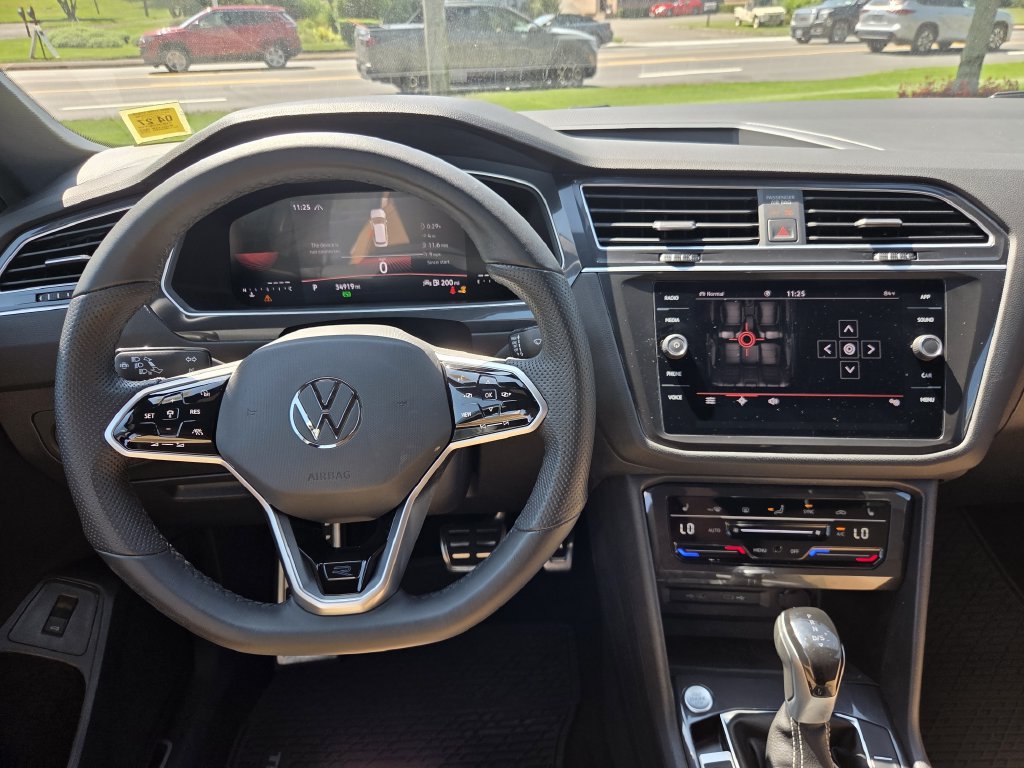 Used 2024 Volkswagen Tiguan SE R-Line AWD/4WD image 14