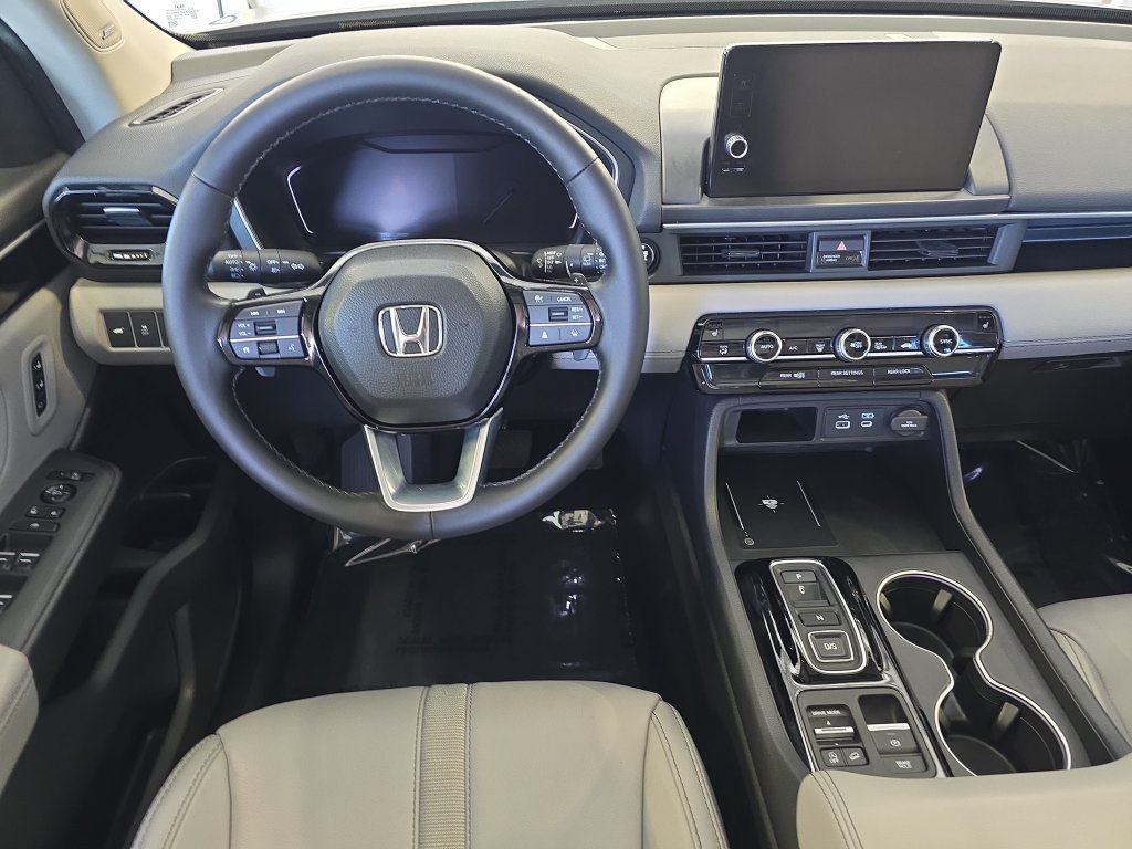 Used 2025 Honda Pilot Touring image 18