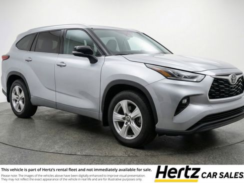 Used 2025 Toyota Highlander LE FWD image 1