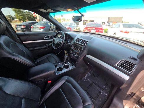 Used 2016 Ford Explorer XLT w/ Equipment Group 202A FWD image 22