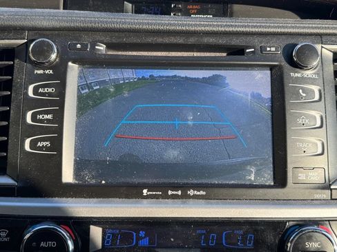 Used 2018 Toyota Highlander XLE AWD/4WD image 3