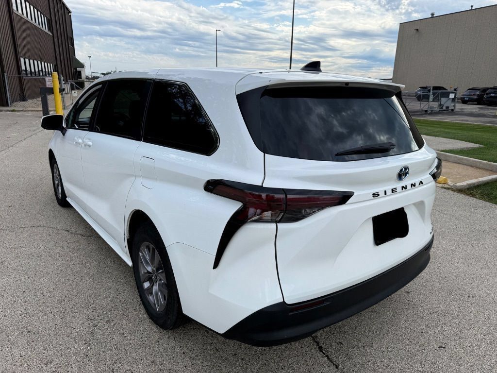 Used 2024 Toyota Sienna LE FWD image 9