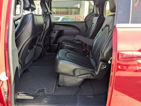 Used 2025 Chrysler Pacifica Select image 23