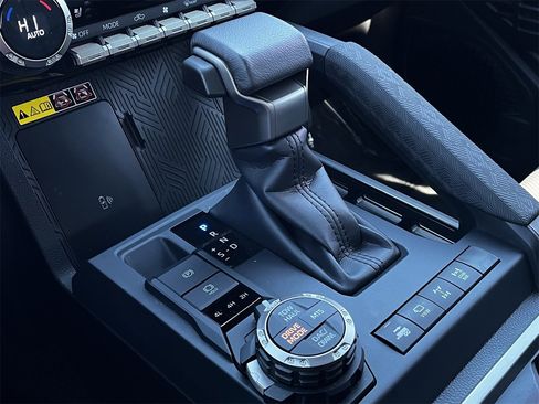 Used 2024 Toyota Tacoma Trailhunter image 17