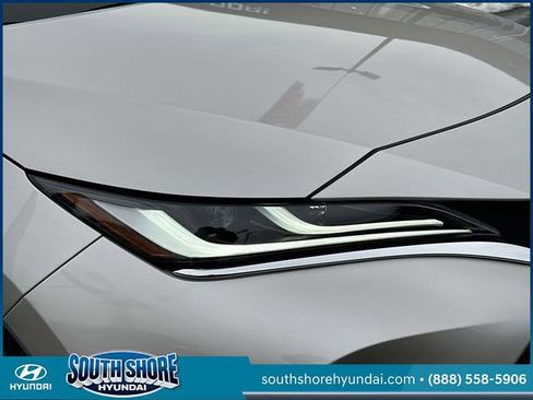 Used 2023 Toyota Venza LE AWD/4WD image 10