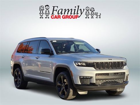 Used 2023 Jeep Grand Cherokee L Limited w/ Luxury Tech Group II image 2