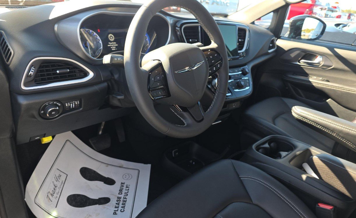 Used 2026 Chrysler Pacifica Select w/ S Appearance Package FWD image 8