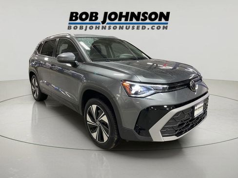 Used 2025 Volkswagen Taos SE image 1