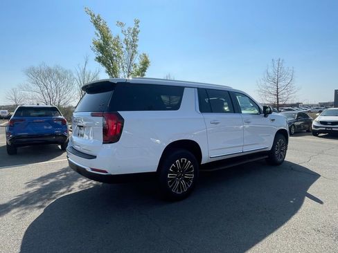 Used 2025 Chevrolet Silverado 2500 LTZ w/ LTZ Convenience Package image 8