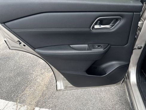 Used 2024 Nissan Rogue Platinum FWD image 23