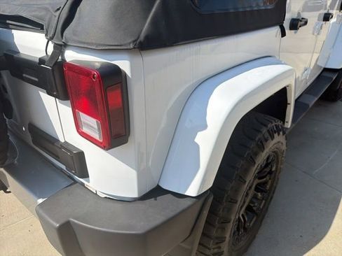 Used 2013 Jeep Wrangler Unlimited Sahara image 32