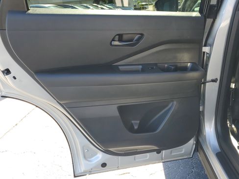 Used 2024 Nissan Pathfinder SV image 10