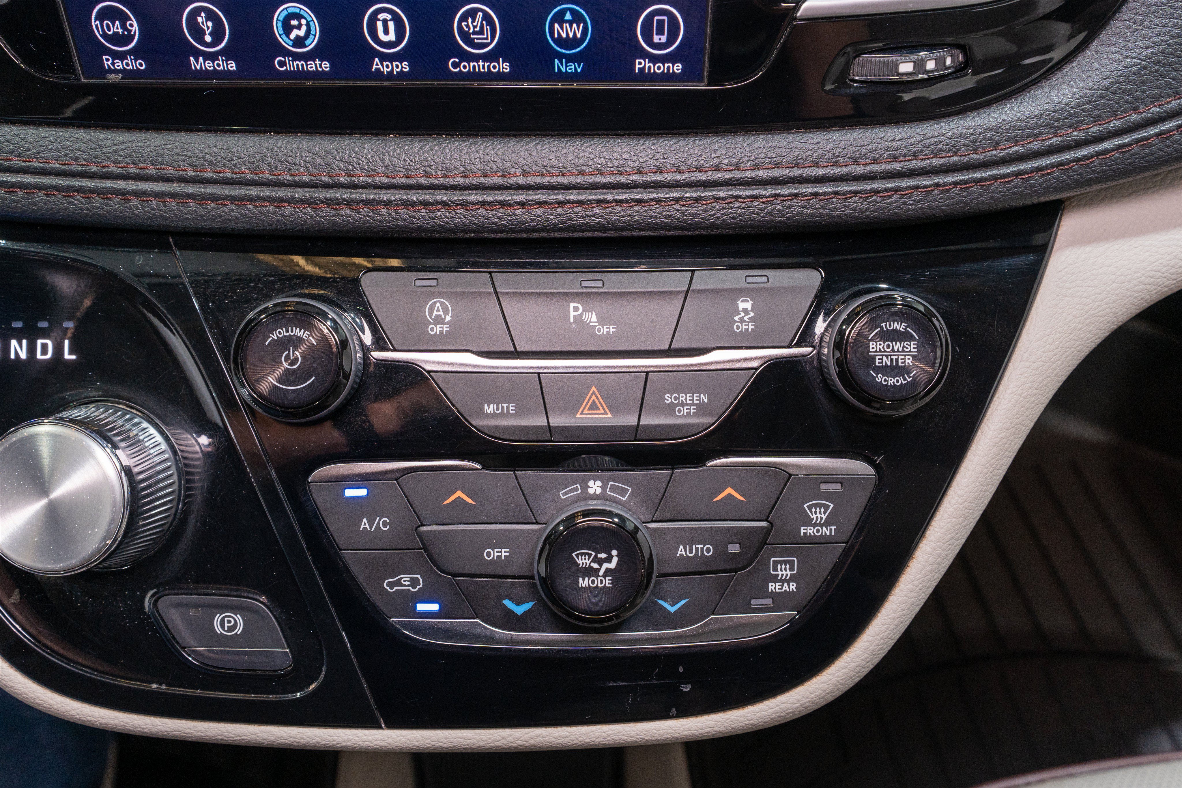 Used 2019 Chrysler Pacifica Limited w/ Tire & Wheel Group FWD image 22