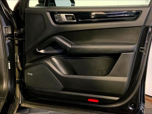 Used 2022 Porsche Cayenne w/ Premium Package image 26