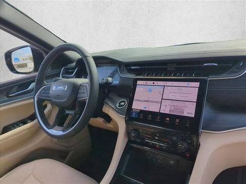 Used 2025 Jeep Grand Cherokee Limited image 23