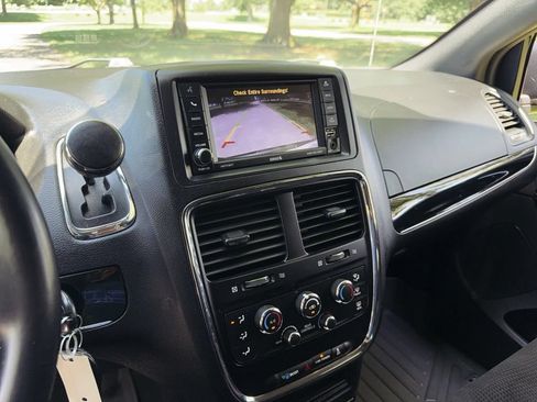 Used 2018 Dodge Grand Caravan SE FWD image 15